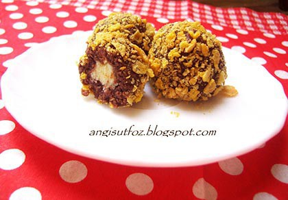 Kekszgolyó corn flakesben