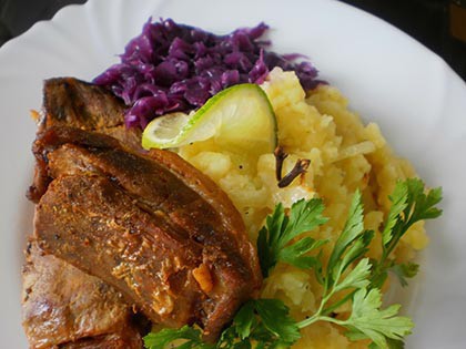 Fűszeres oldalas, párolt káposzta, hagymás tört krum