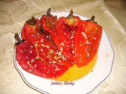Sült paprika saláta