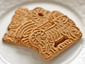 Fűszeres karácsonyi kekszek, rejtett mandulával