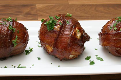 baconba-hagymába töltött fűszeres fasírt