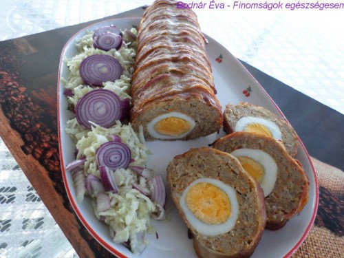 Őzgerincben sült baconos rúdfasírt fekete retek salá