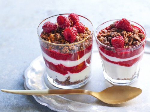Málnapürés joghurt kakaós kekszmorzsával