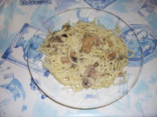 Tejszínes-gombás-sajtos spagetti