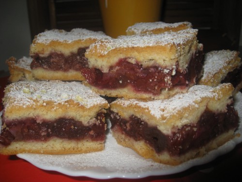 Omlós meggyes pite