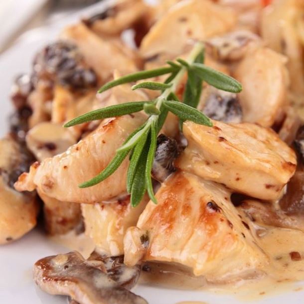 Pulykamell tejfellel, gombával (francia recept)