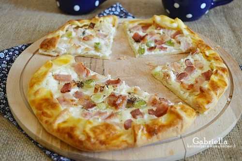 Tejfölös szalonnás galette