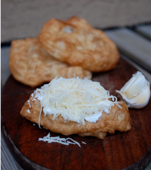 Lángos fokhagymás olajjal