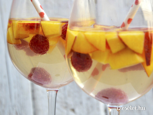 Őszibarackos sangria