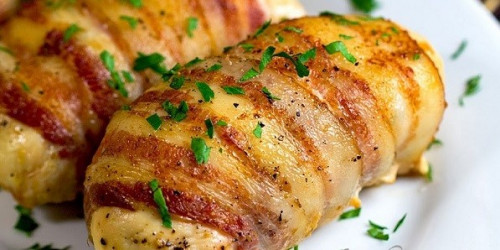 Baconos, gombás csirketekercs, sajtos töltelékkel