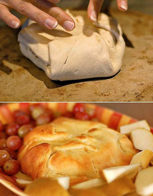 Levelestésztába göngyölt camembert