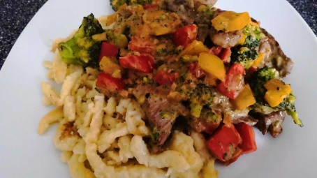 Spätzle mit Rinderfiletstreifen und Gemüse