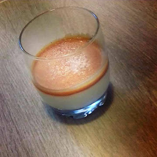 Whiskey-s panna cotta sós karamell öntettel