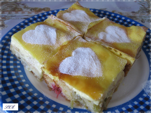 Rhabarberkuchen mit Vanillepudding und Schmand